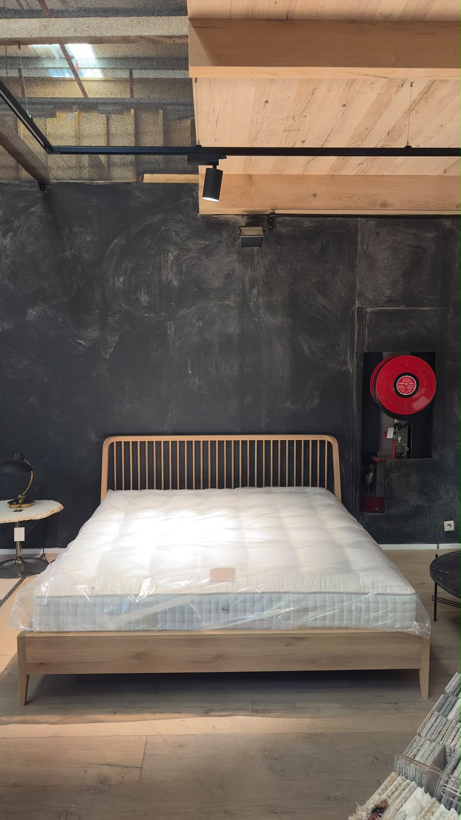 Ethnicraft SPINDLE Bett 180x200 aus geölter Eiche als Ausstellungsstück
