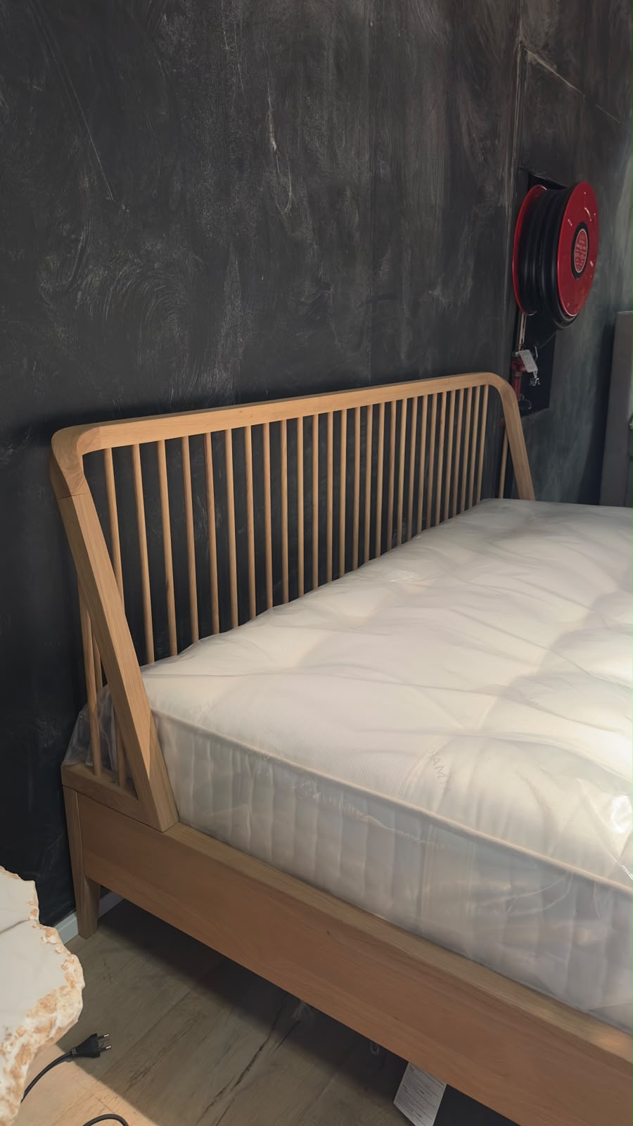 Ethnicraft SPINDLE Bett aus Eichenholz mit charakteristischem Speichen-Kopfteil