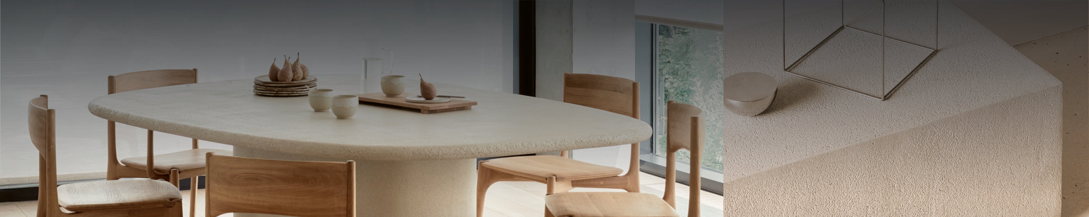 Esstisch aus Mikrozement der ELEMENTS Kollektion von Ethnicraft, umgeben von PI-Stühlen aus Eiche in einem modernen, lichtdurchfluteten Raum