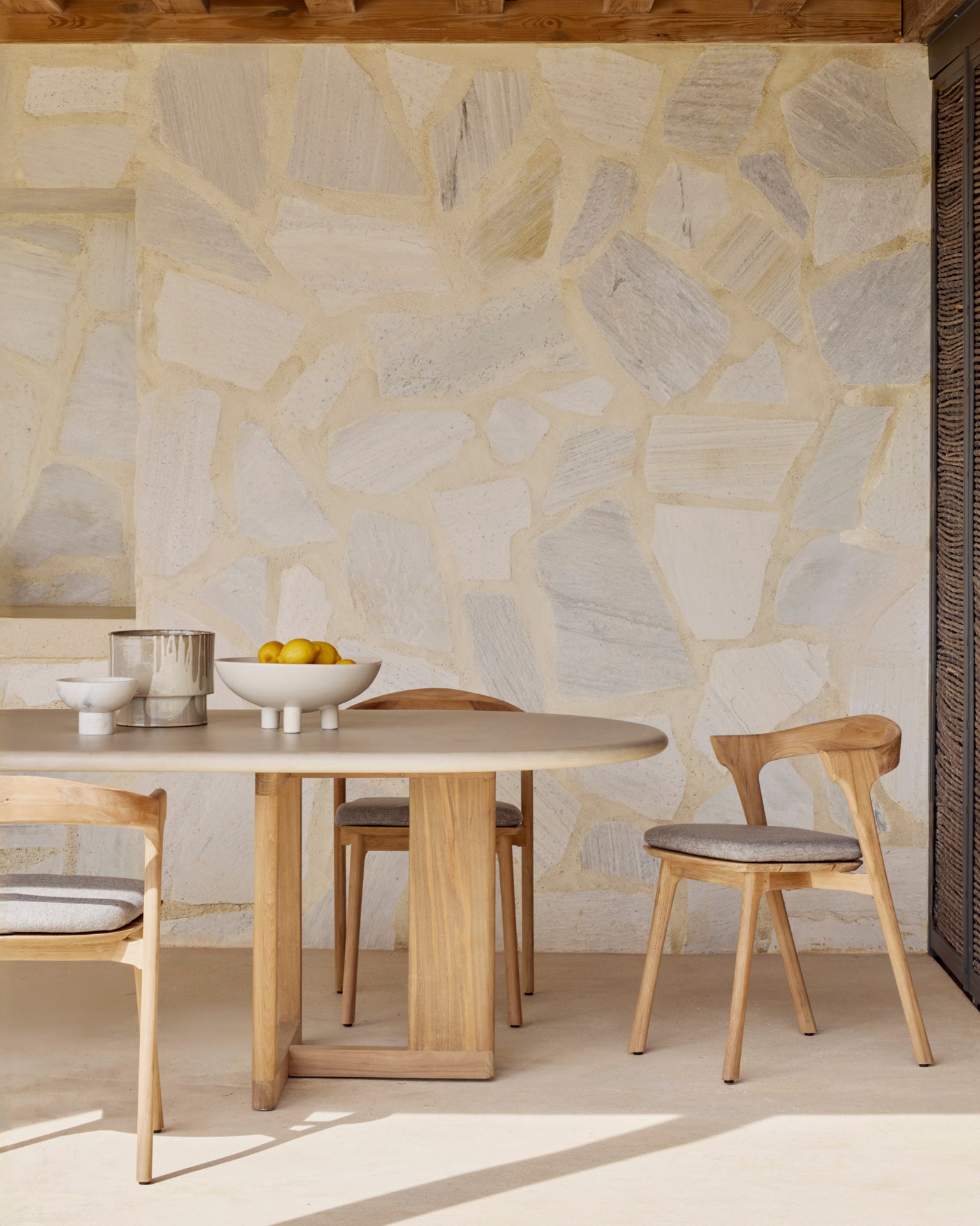 Ethnicraft TRESTLE Gartentisch mit charakteristischem BOK STuhl aus Teak