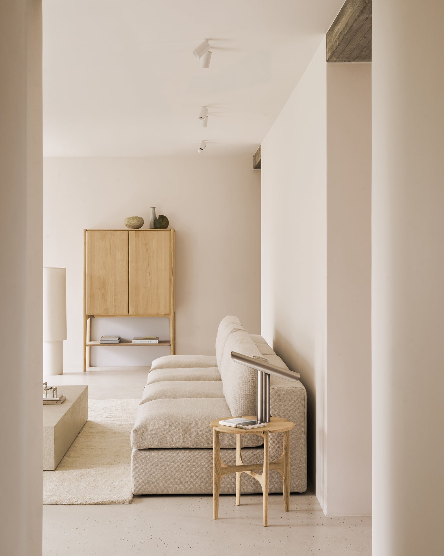 Schrank PI von Ethnicraft als Wohnzimmerschrank aus Massivholz in modernem Interieur