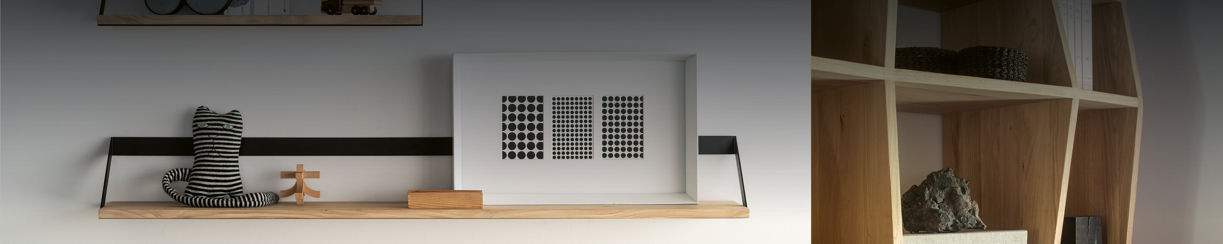 Ethnicraft Wandregal aus Holz mit schwarzer Halterung – modernes Regal für Dekoration und Bücher.