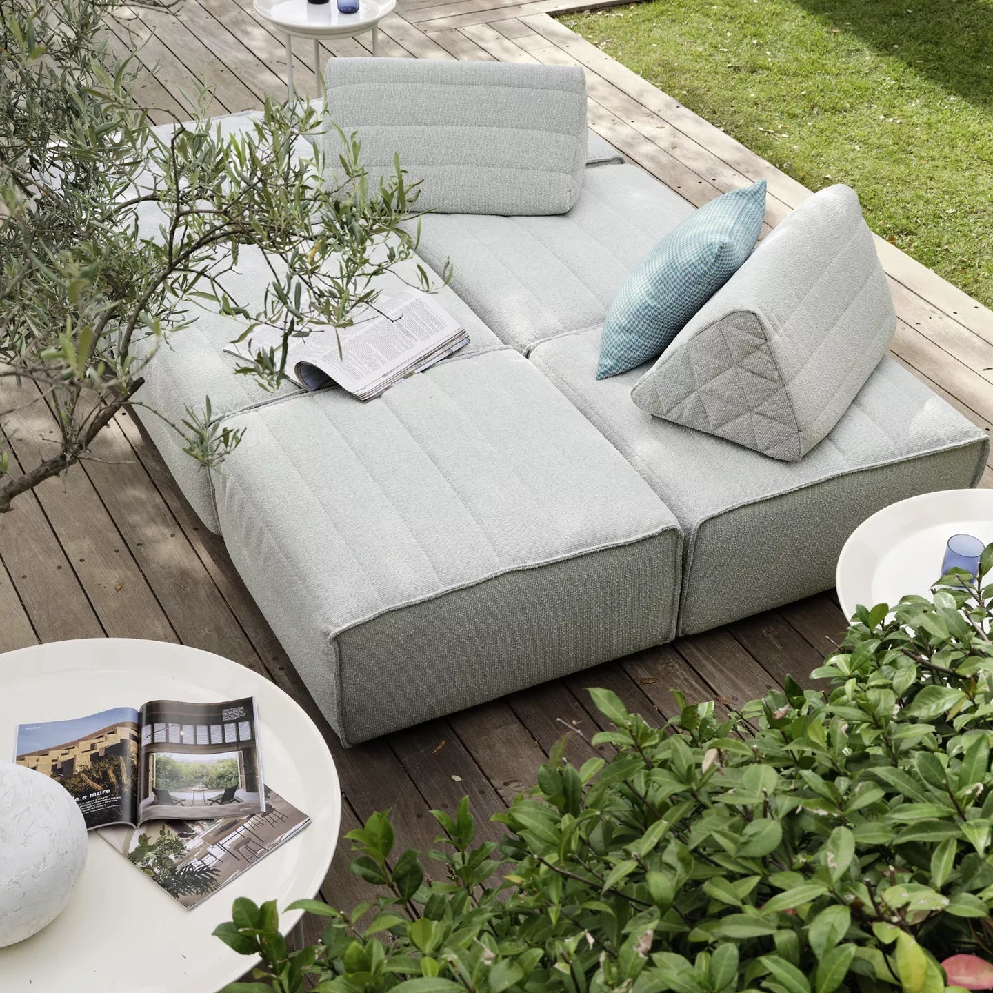 Modulares Gartensofa der Marke Gervasoni auf Terrasse in Garten. 