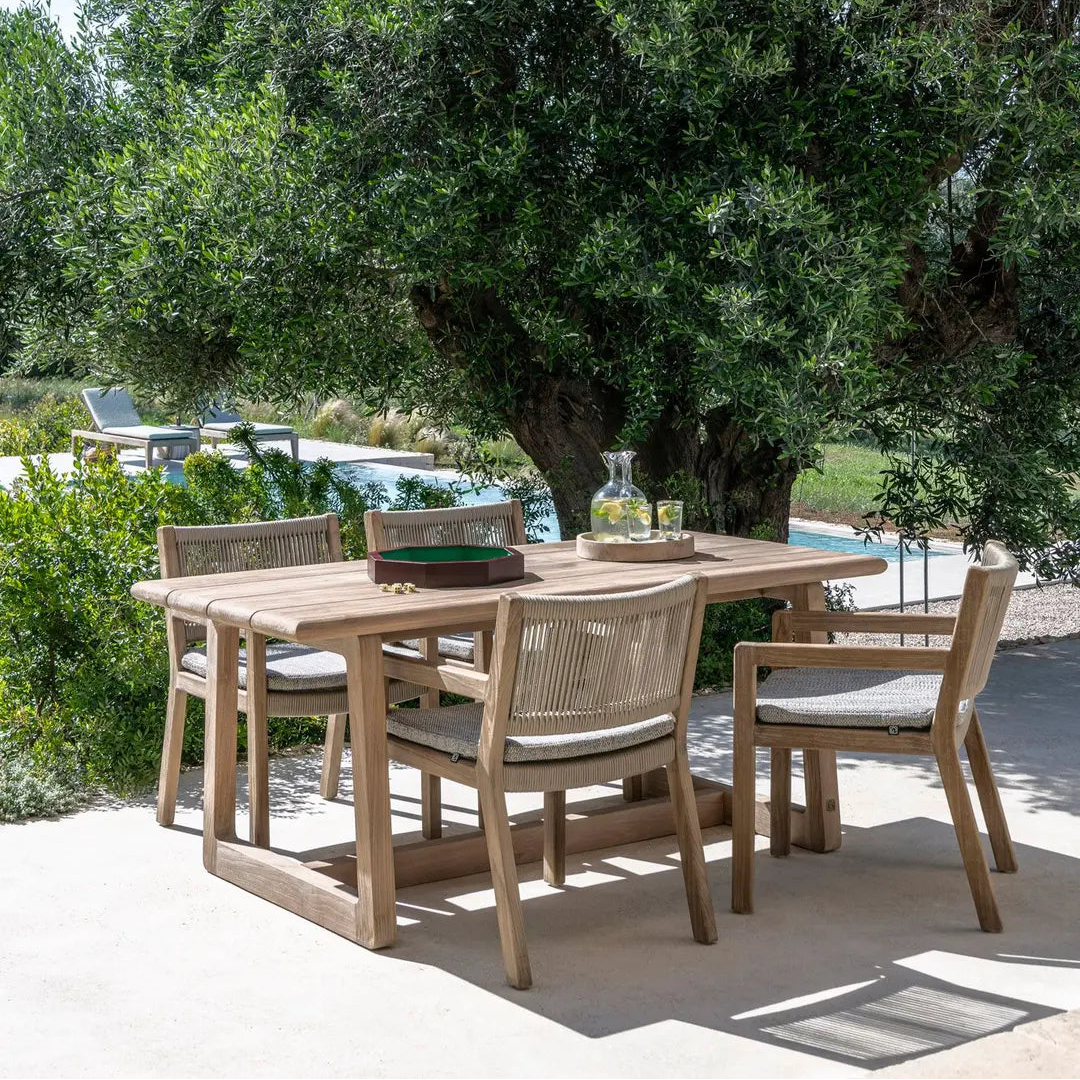 Gartentisch mit Seilbespannung-Stühlen aus Teakholz von Gommaire – stilvolle Outdoor-Essgruppe am Pool.