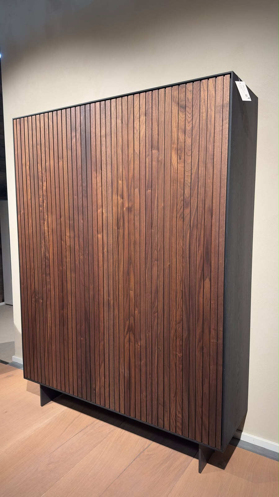 Rodam TAKARA Schrank Highboard mit feiner Korpuskante im Detail