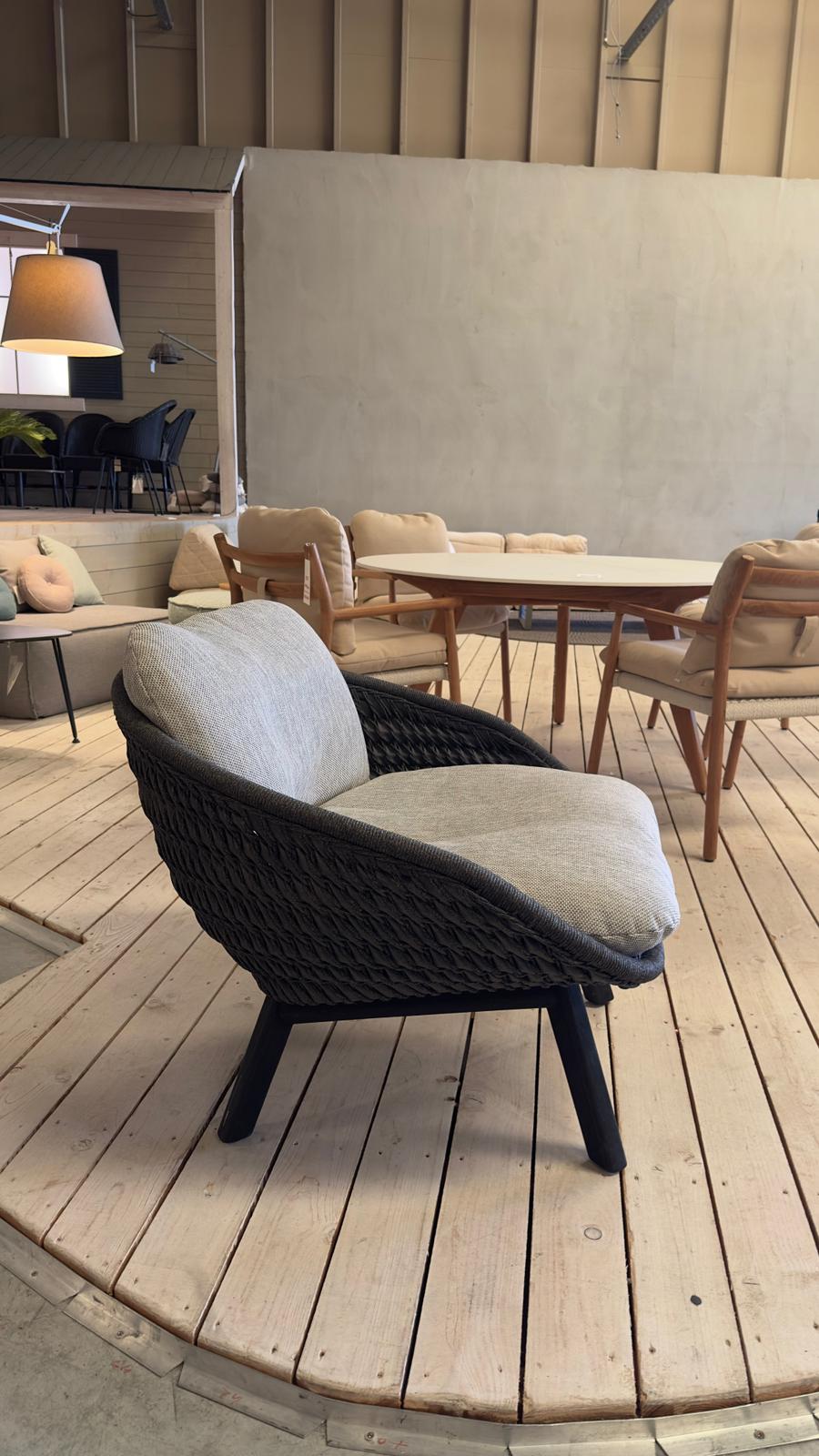 Manutti SANDUA Gartensessel mit Kissenset C140 NEBBIA im Outdoor-Loungebereich