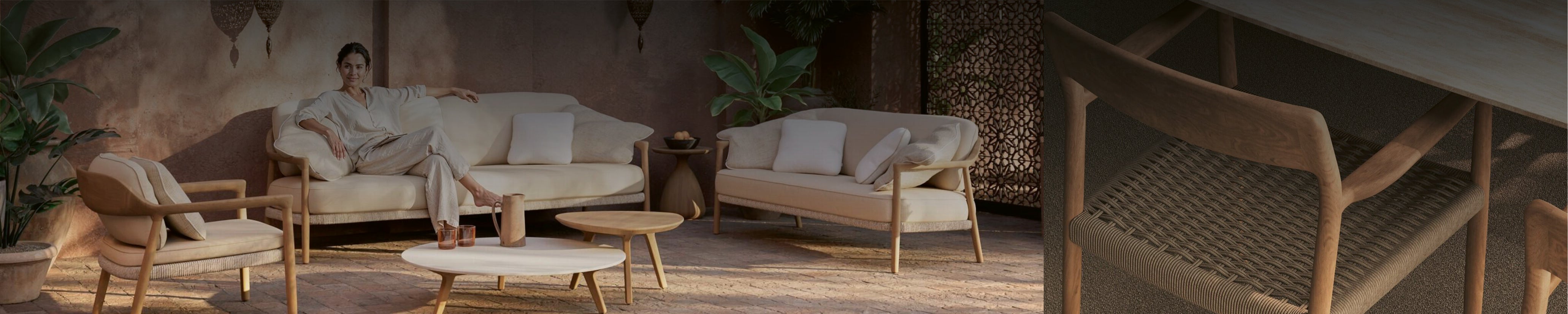 Manutti Gartenlounge mit Sofas, Sesseln und Couchtischen in warmem Setting mit natürlichem Licht