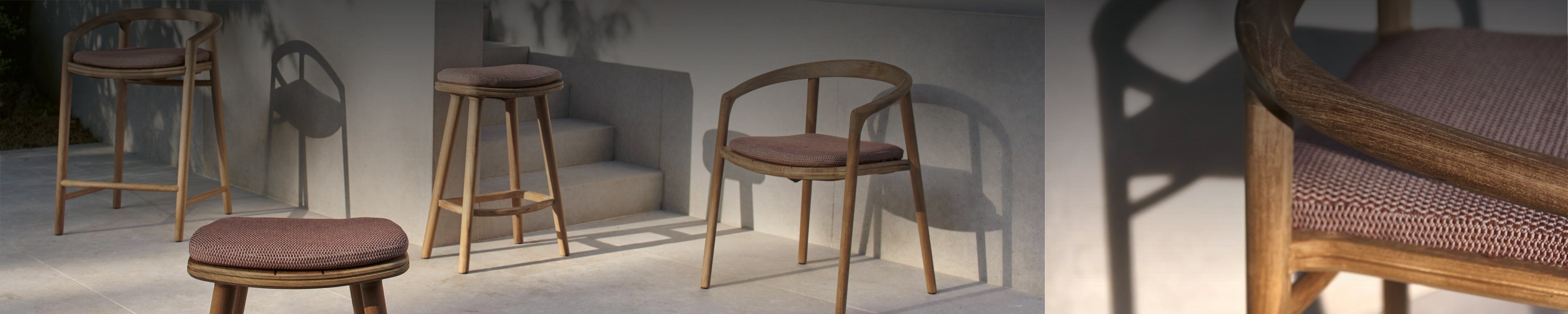 SOLID Outdoor-Gartenstühle, Hocker und Barstühle von Manutti aus Holz mit textiler Sitzfläche auf Terrasse