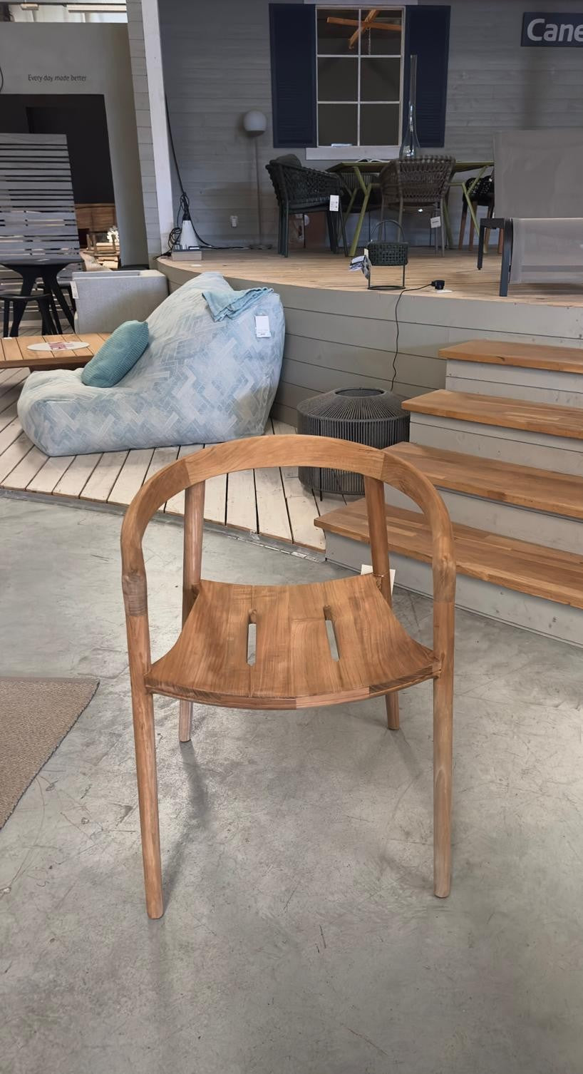 Manutti SOLID Armlehnenstuhl aus HFTK Teak als Gartenstuhl für den Outdoorbereich