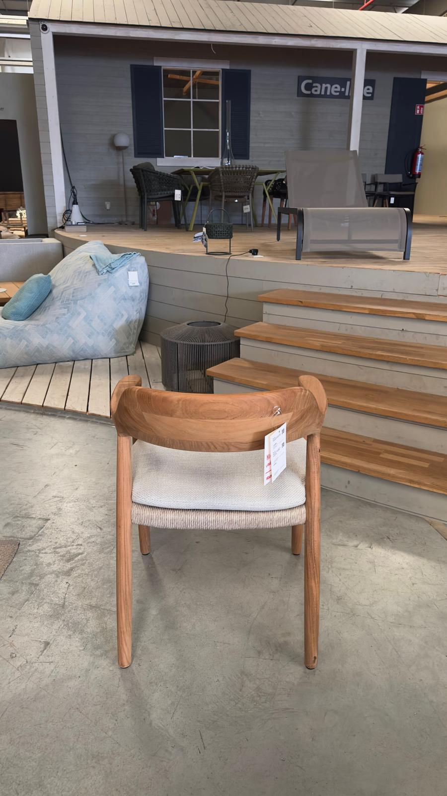 Manutti YIKO Gartenstuhl mit 6W29 Twisted Chalk und Cushion Set C145 Salty White im Detail