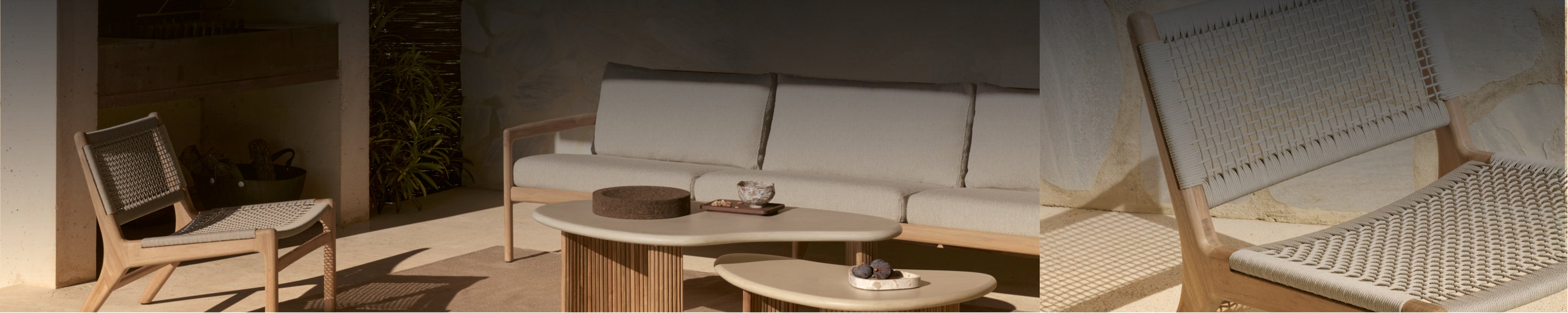 Geflochtener Outdoor-Sessel  und Gartensofa Jack aus massivem Teakholz in der Sonne – Teil der Ethnicraft Jack Kollektion, mit passender Schutzhülle vor Witterung geschützt.