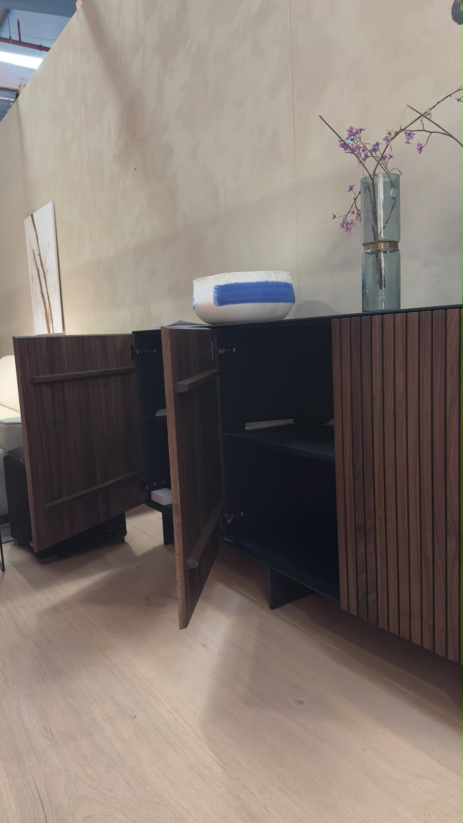 Rodam TAKARA Sideboard mit Nuss-Split-Front 