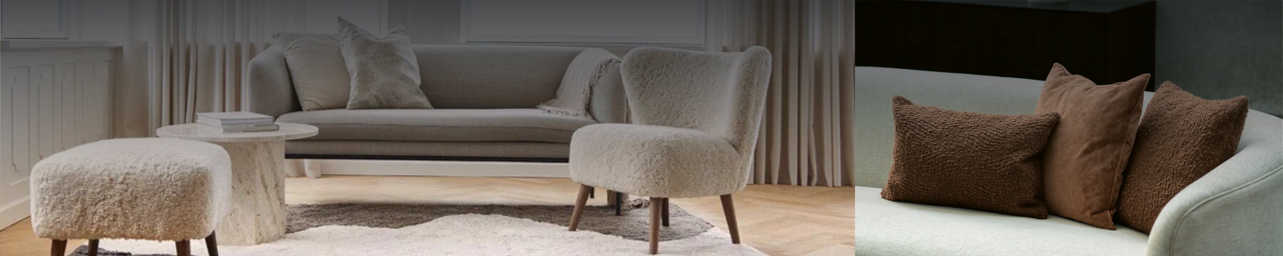 Wohnzimmer mit hellem Sofa, Sessel, Pouf und Teppich in weichen Textilien und neutralen Farbtönen