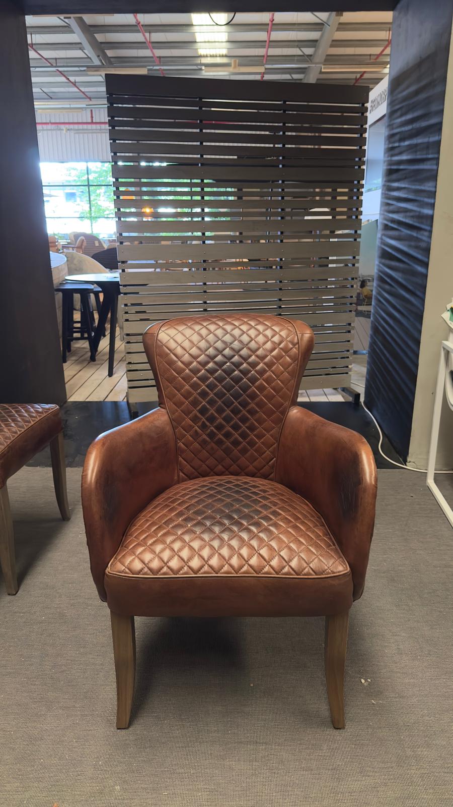Timothy Oulton SIDE SADDLE Stuhl mit Buck'dN Brok'n Leder und Füßen aus verwitterter Eiche