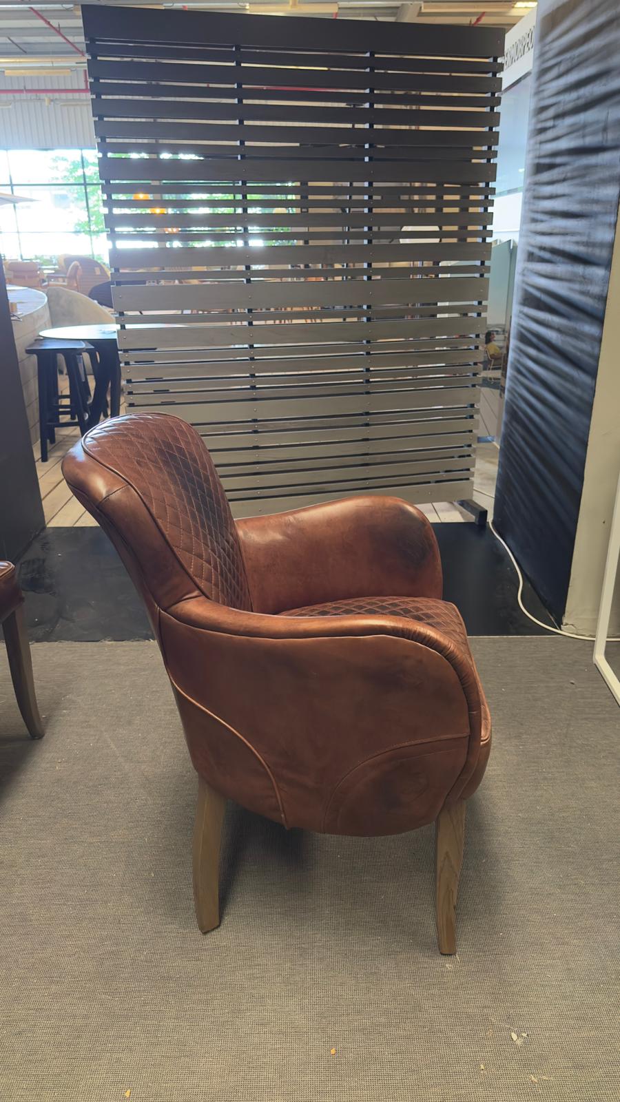 Timothy Oulton SIDE SADDLE Stuhl mit Buck'dN Brok'n Leder im Detail