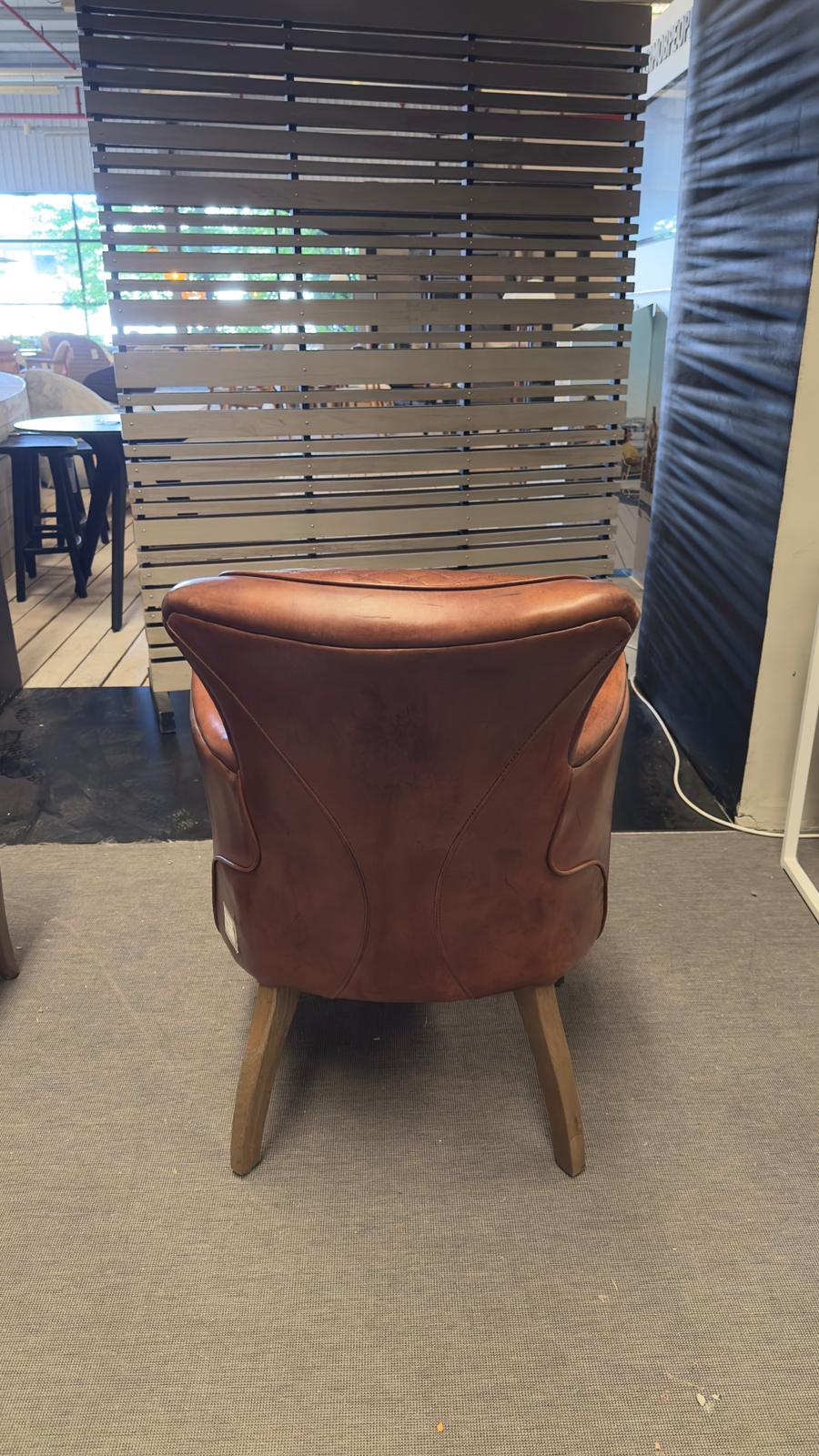Timothy Oulton SIDE SADDLE Stuhl aus Leder als Ausstellungsstück im Showroom