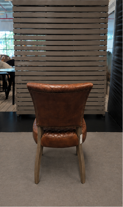 Timothy Oulton MIMI QUILT Stuhl aus Buck'dN Brok'n Leder im Showroom