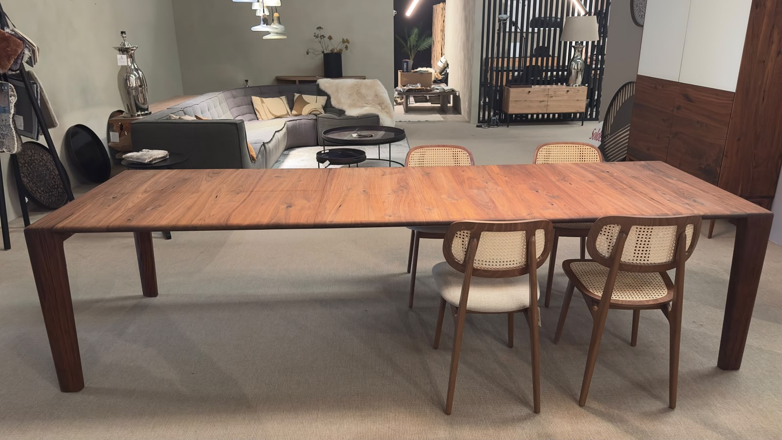 Scholtissek FUGO Esstisch aus Nussbaum mit ausgezogner Tischplatte im Interieur