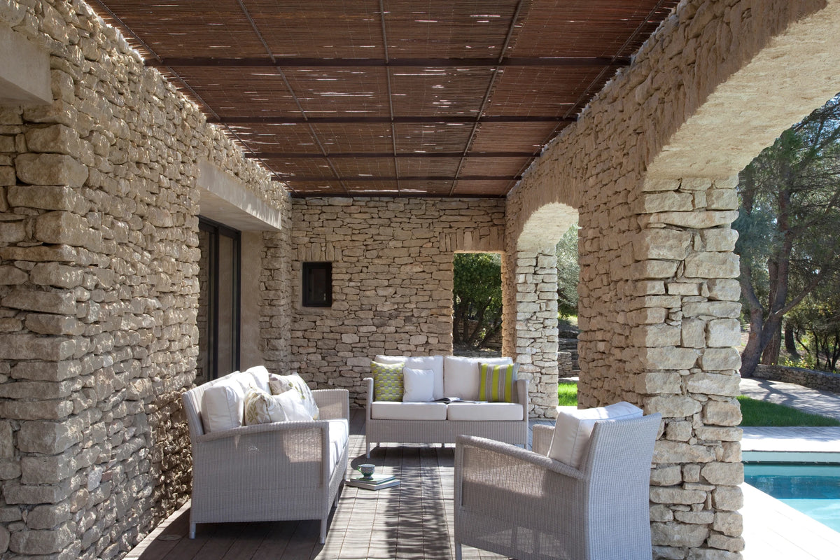 Vincent Sheppard SAFI Gartensessel mit Canvas Kissen auf moderner Terrasse