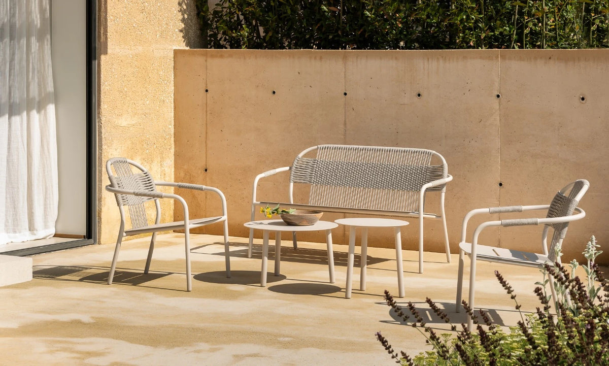 Vincent Sheppard LILO Couchtisch als runder Beistelltisch auf der Terrasse