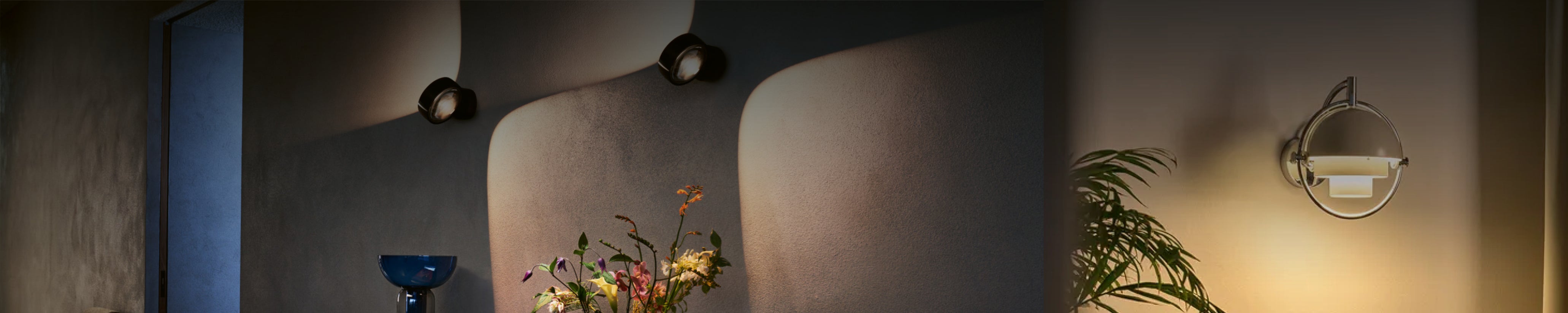 Design Wandleuchten von Occhio und Gubi mit indirekter Beleuchtung an der Wand für stimmungsvolle Wohnräume