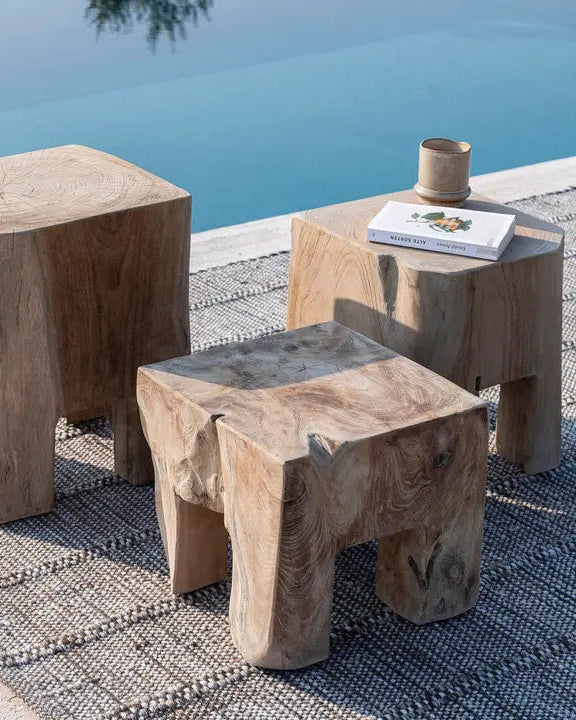 eistelltisch DOBLO von Gommaire in einem Outdoor-Wohnzimmer– stilvoll & funktional