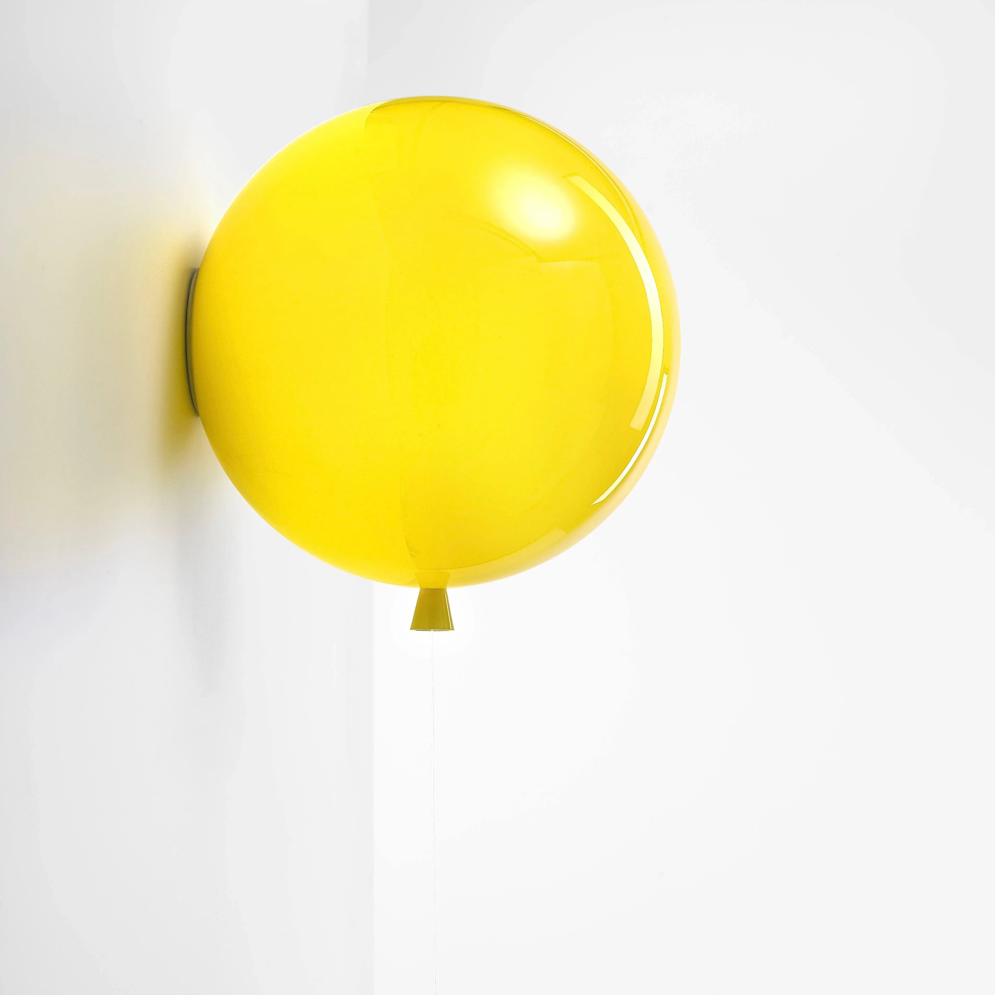 Brokis MEMORY WALL in glänzendem Gelb – lebendige Glasleuchte mit klarer Farbwirkung