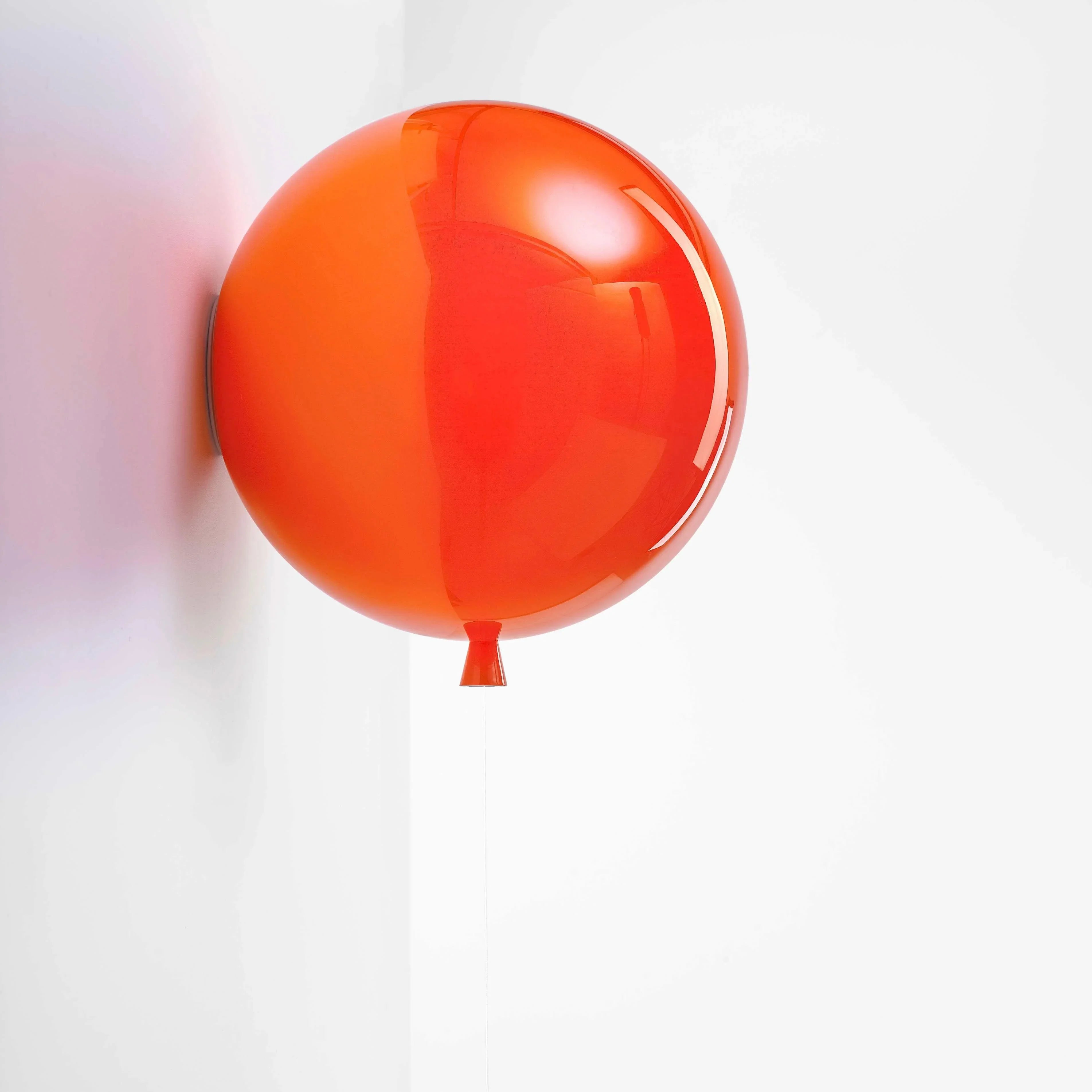 Brokis MEMORY WALL in glänzendem Orange – farbenfrohe Leuchte mit glatter, glänzender Oberfläche