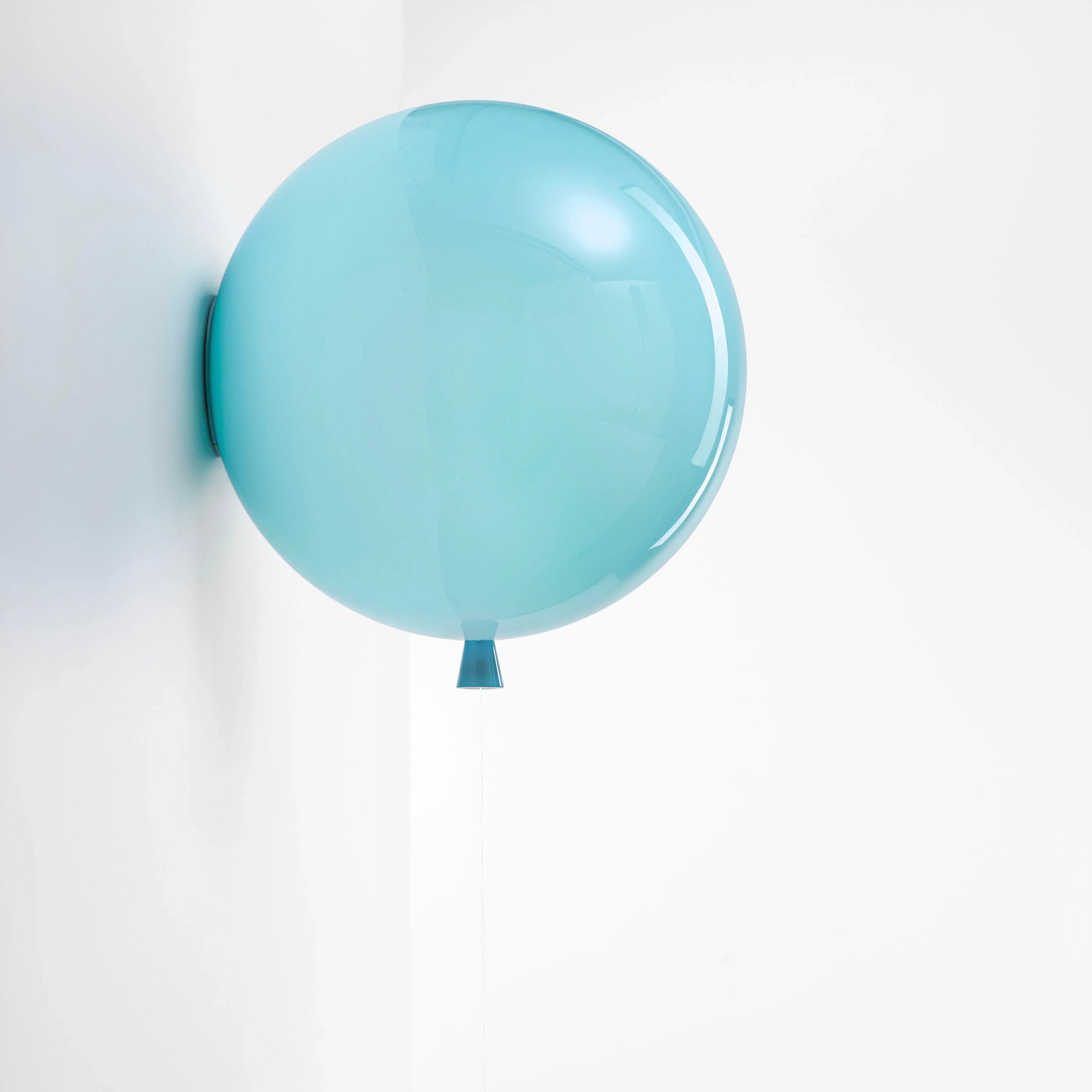 MEMORY WALL von Brokis in glänzendem Türkis – auffällige Wandlampe mit klarer Oberfläche und Lichtspiel