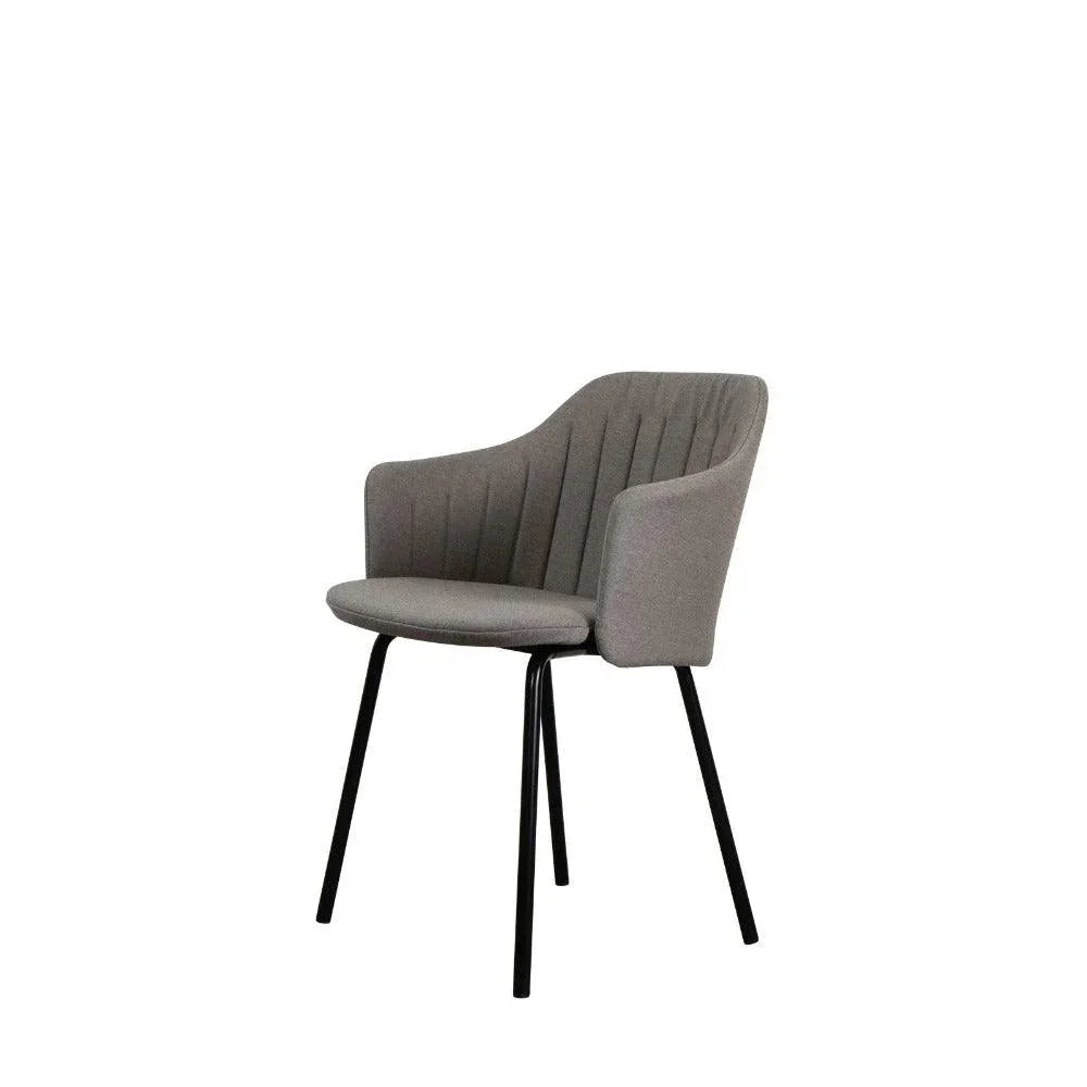 CHOICE Stuhl mit schwarzem Stahlgestell und Natté-Kissen in Taupe – zurückhaltendes Design mit Komfortanspruch