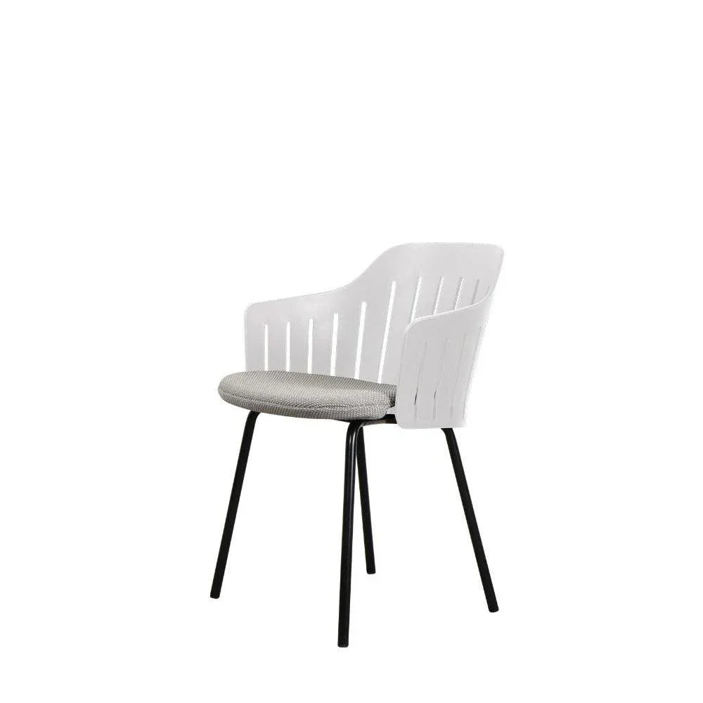 CHOICE mit hellgrauem Focus-Kissen und schwarzem Stahlgestell – moderner Akzent für stilvolle Einrichtung