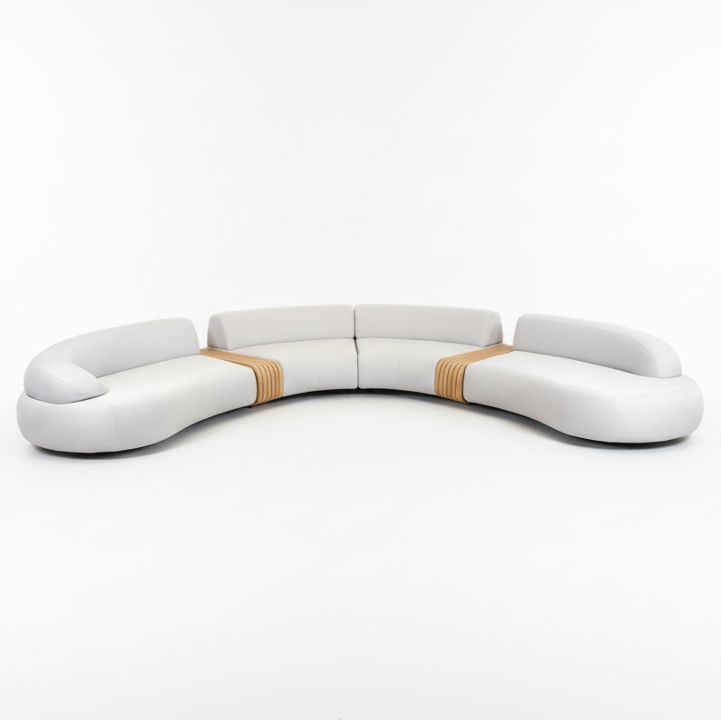 6-sitziges MELLOW Gartensofa von Cane-line mit Teakholzgestell und sandfarbenen Cane-line AirTouch Kissen – elegantes Lounge-Möbel für sonnige Terrassen