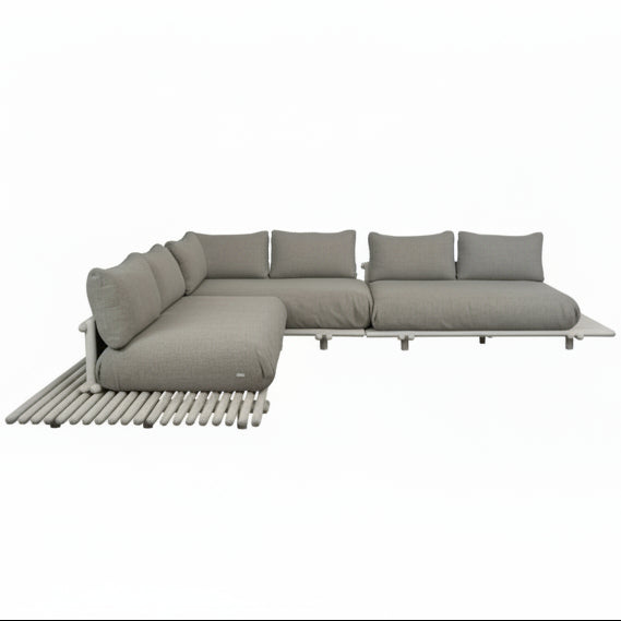 Großzügiges STICKS Plattformsofa L von Cane-line mit Aluminiumgestell und Polstern in Desert Sand – modernes Outdoor-Statement in hellem Ton