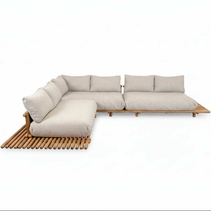 STICKS L Lounge-Sofa von Cane-line in Teak mit Polstern aus Natté Sand – stilvolle Naturästhetik für weitläufige Außenbereiche