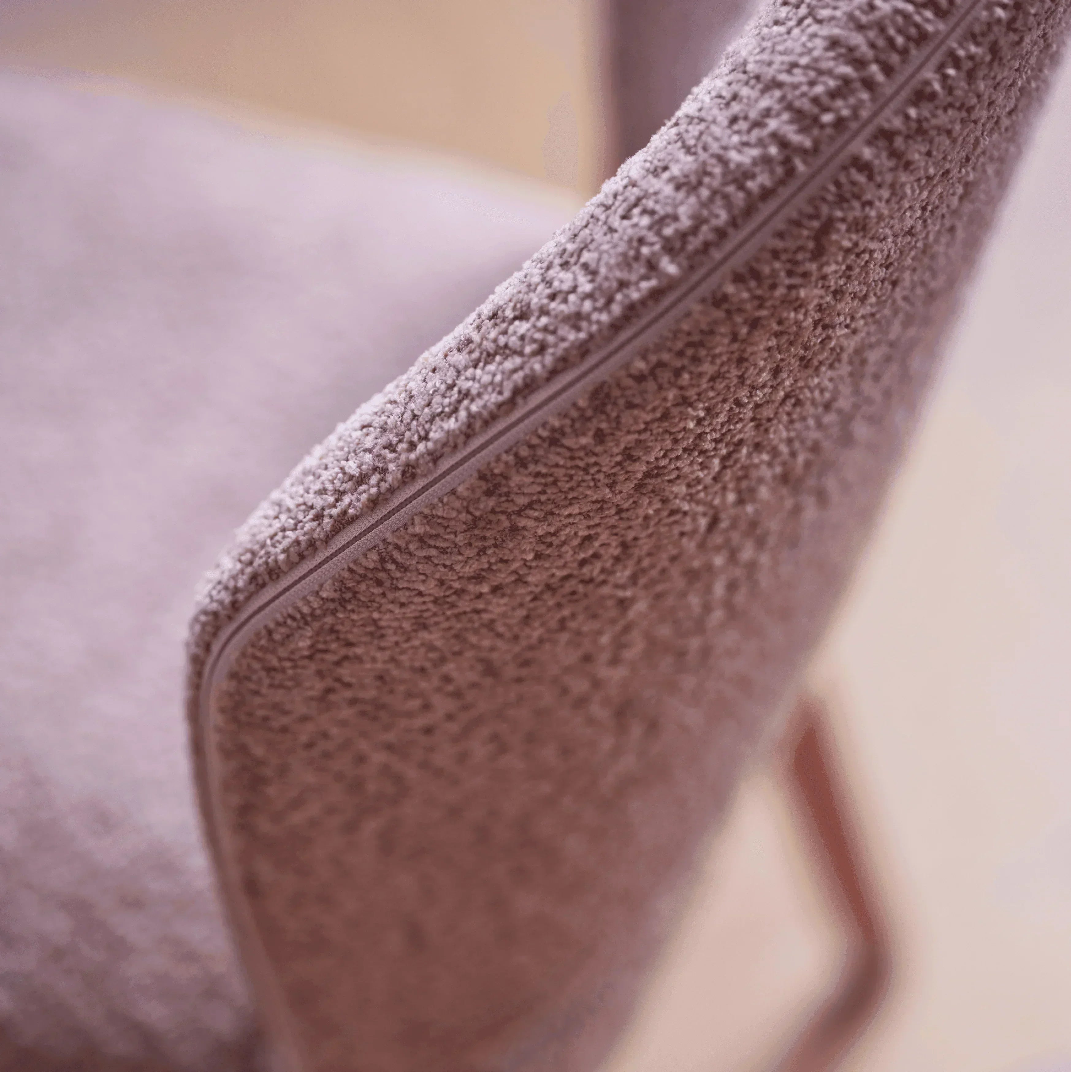 Seitliche Nahaufnahme der Rückenlehne des CUORI C0212 mit weichem Bouclé-Stoff in Blush