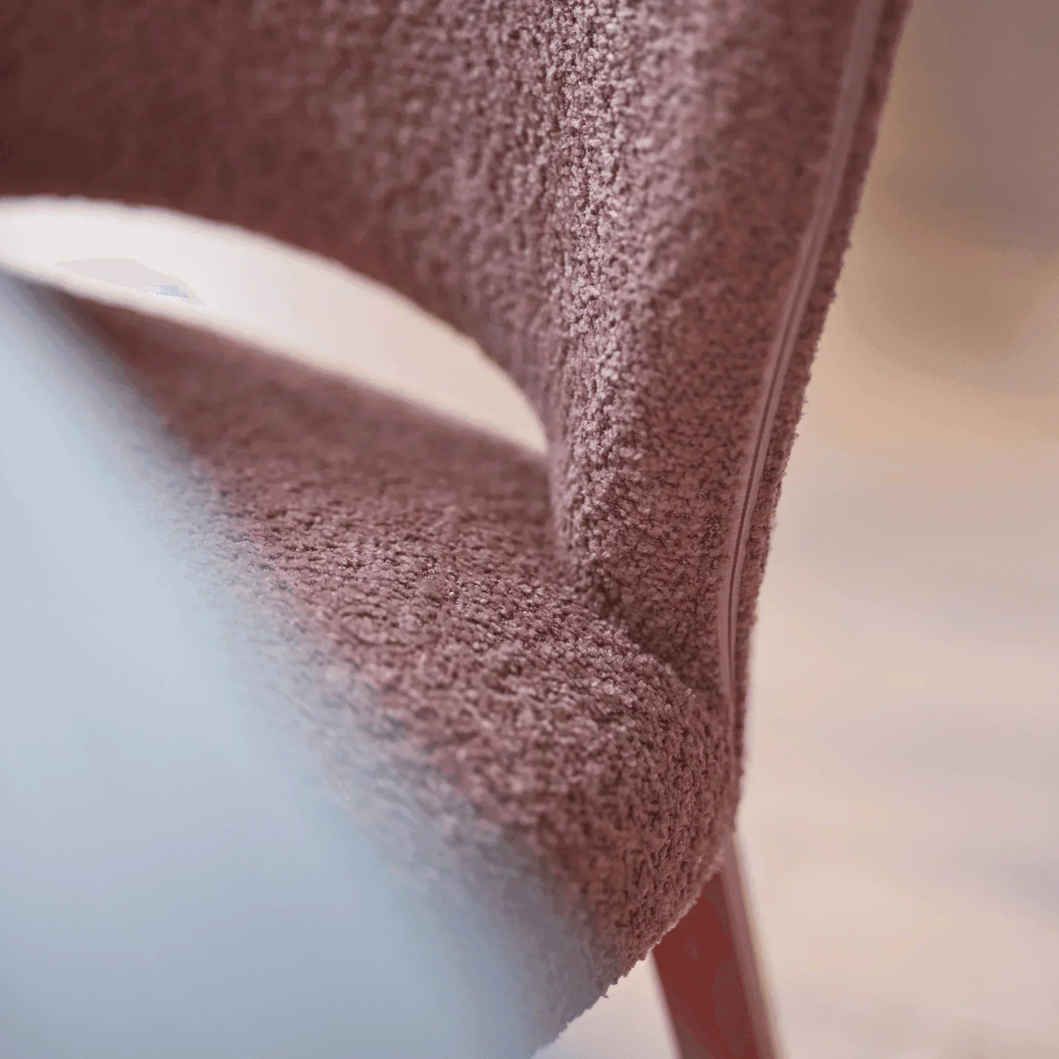 Detailansicht der Sitzfläche des Mobitec Stuhls CUORI C0212 – Bouclé-Stoff Blush von oben fotografiert