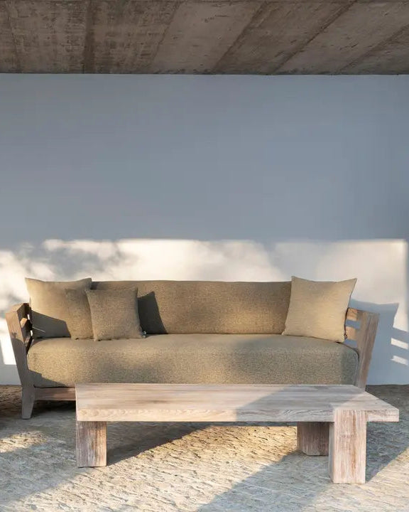 Couchtisch DOVETAIL von Gommaire auf Terrasse – eleganter Teak-Tisch zwischen Pflanzen und Loungemöbeln für stilvolle Outdoor-Gestaltung