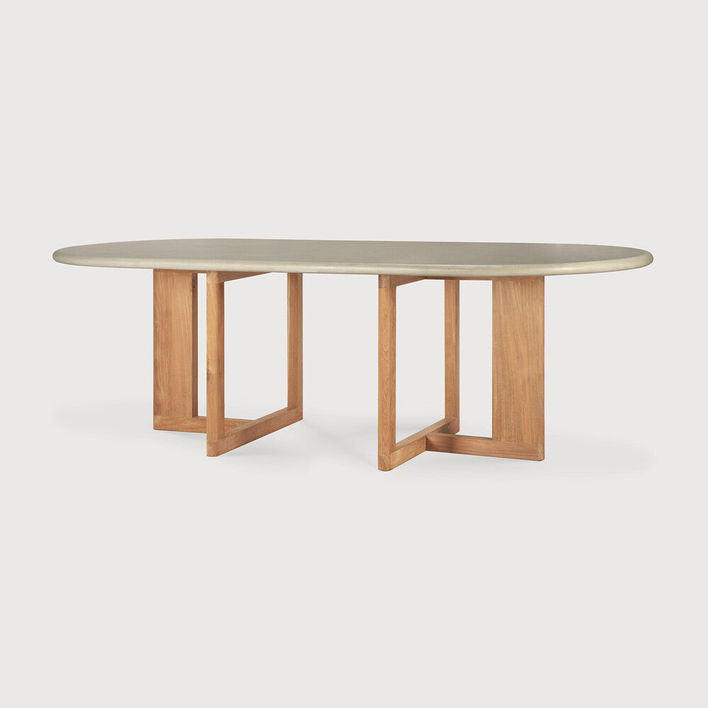 Gartenidylle mit dem massiven Trestle Tisch von Ethnicraft – robust und zeitlos.