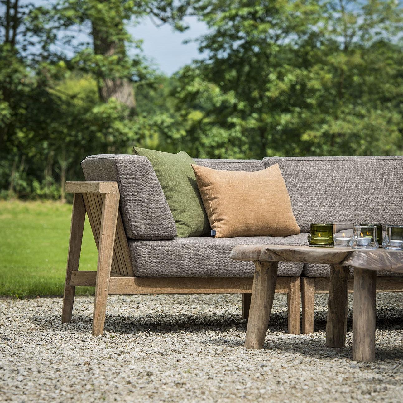 COPENHAGUE Sofa-Mittelteil in eleganter Terrassen-Lounge – stilvolle Kombination aus Teak und Polster für modernen Outdoor-Komfort