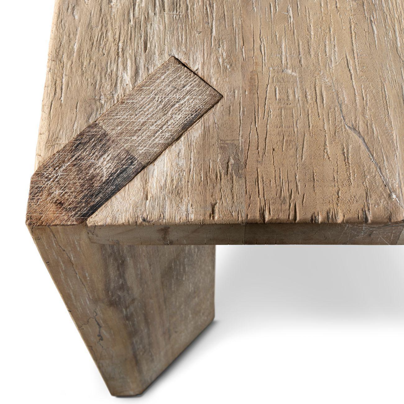 Detailaufnahme der Tischkante des ARCHIE Esstischs von Gommaire – zeigt die natürliche Teakholzstruktur, hochwertige Verarbeitung und das handwerkliche Finish der massiven Tischplatte
