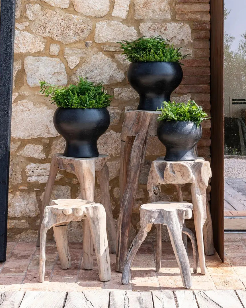 Couchtisch CUMI von Gommaire in einem Outdoor-Setting – harmonisch und wetterbeständig