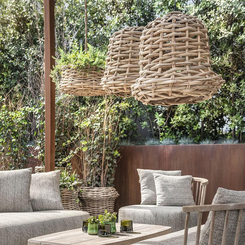 Hängelampe DEREK von Gommaire unter einer Pergola aus Holz – natürliche Gartenbeleuchtung mit handgefertigter Rattanlampe für elegantes Outdoor-Design