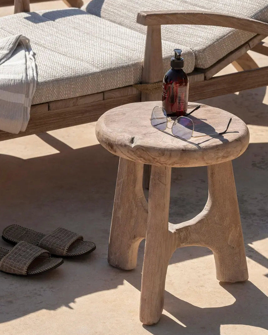LAYA Beistelltisch von Gommaire in einer Outdoor-Szene – ideal als Ablage neben Lounge-Sessel oder Sofa
