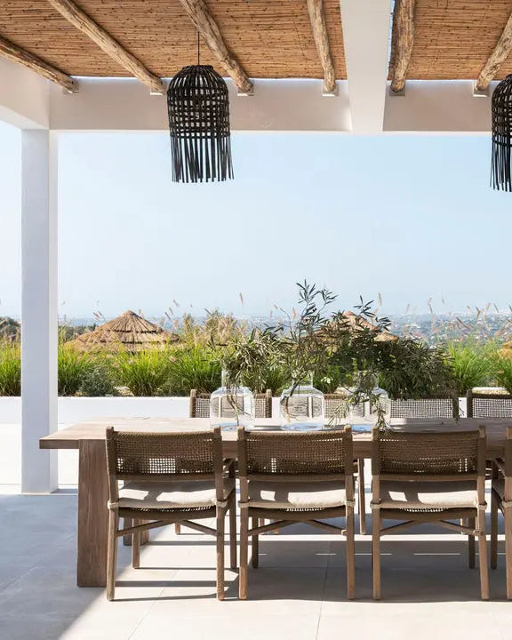 Gartentisch MAXIMUS von Gommaire im Outdoor-Essbereich – kombiniert mit Teakstühlen und Accessoires für stilvolles Dining im Freien