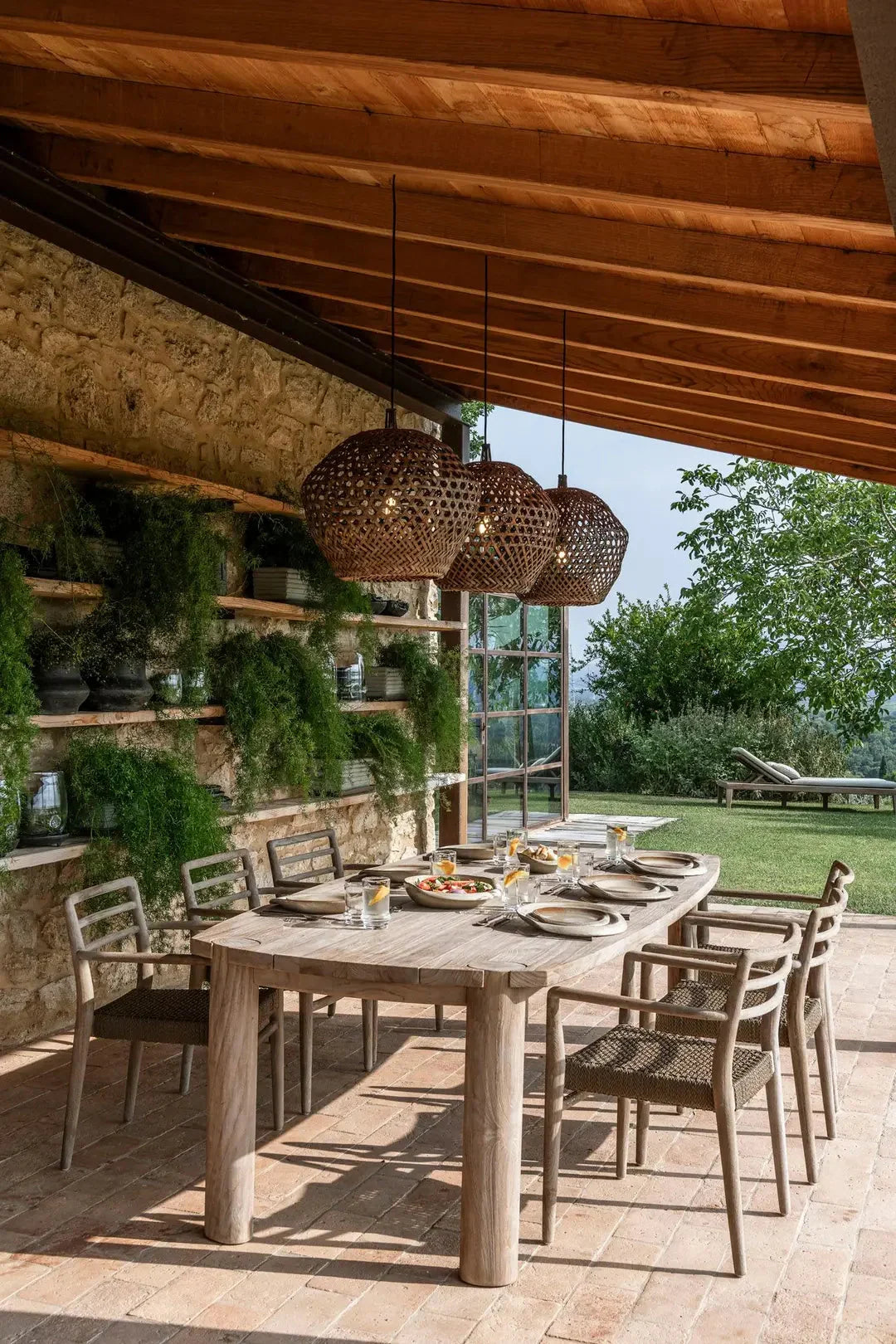 Gommaire Gartentisch MIGUEL aus Teakholz in großzügigem Gartenbereich, kombiniert mit Sonnenschirm und Stühlen – elegantes Outdoor-Möbel für Sommer und Feste