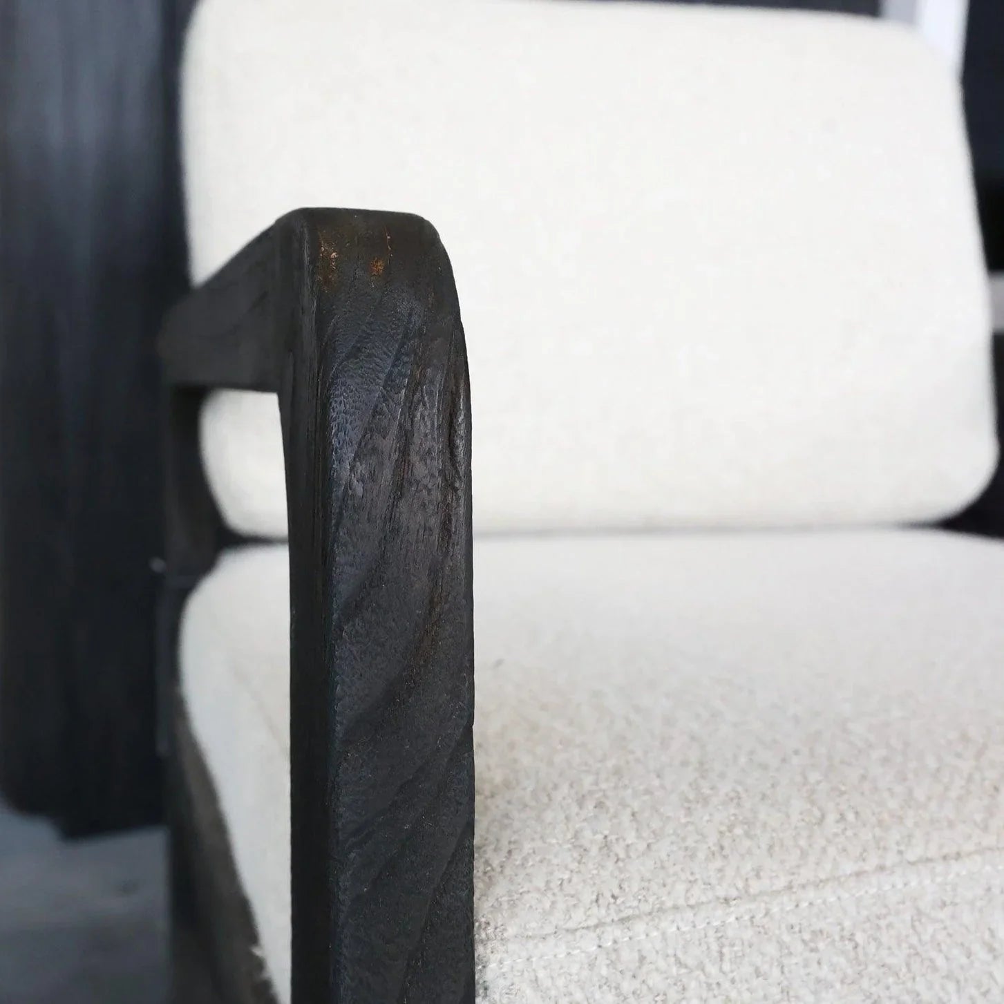 Gommaire SALLY UPHOLSTERED Sessel – stilvoll eingebunden in eine Lounge-Szene mit weiteren Möbeln, modernes Polstermöbel mit natürlichem Charakter und handwerklichem Flair