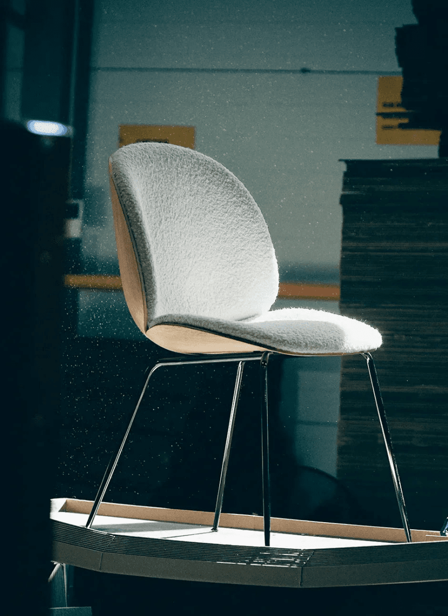 Gubi - Esstischstuhl BEETLE - 3D Furnier - 10111789 | Homestorys
