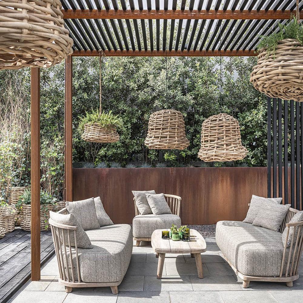 Hängelampe DEREK kombiniert mit Outdoor-Sofa im Loungebereich – natürliche Beleuchtungsidee für chillige Gartenmomente im Organic Living Stil