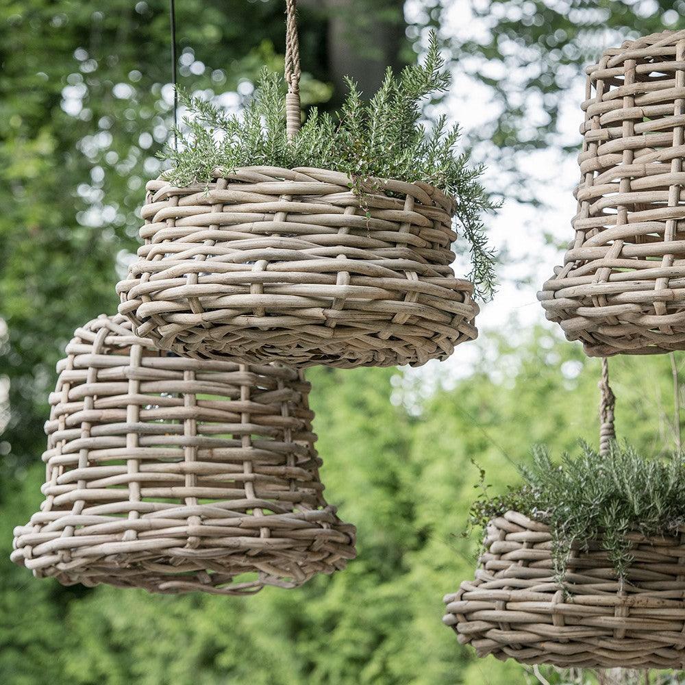 Mehrere DEREK-Hängelampen von Gommaire als Cluster installiert – kreative Lichtlösung mit Rattan für hohe Räume oder Loft-Wohnungen