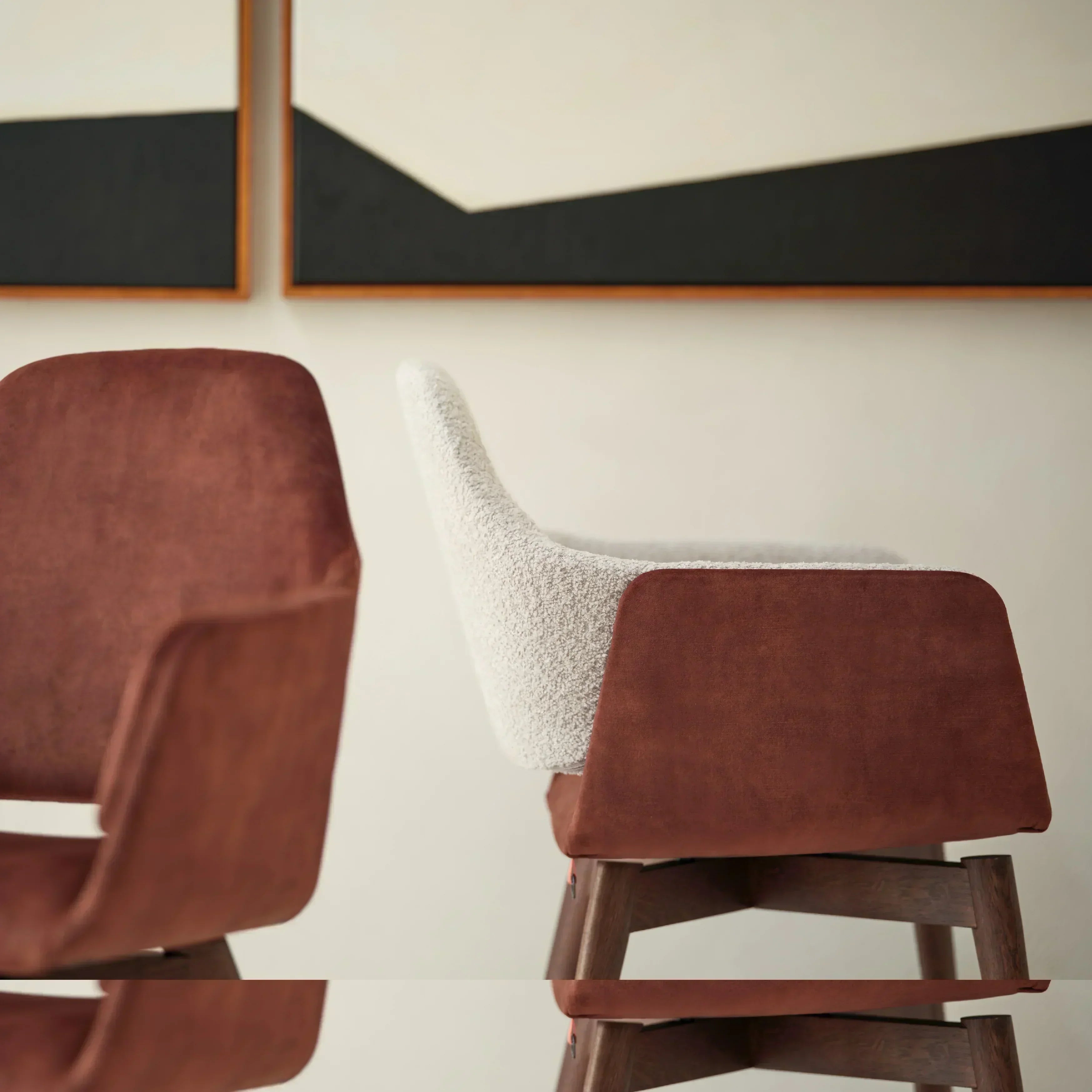 Vielseitig einsetzbarer Stuhl aus der LOTUS-Serie vor einer stilvollen Regalwand mit Dekoration